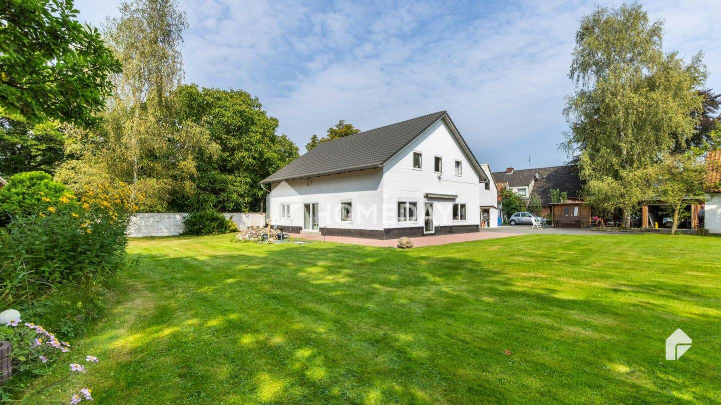 Von Grund auf kernsaniert: EFH mit SW-Terrasse und Nebengebäuden auf großem Grundstück – Rendswühren – Bild 1 von 9