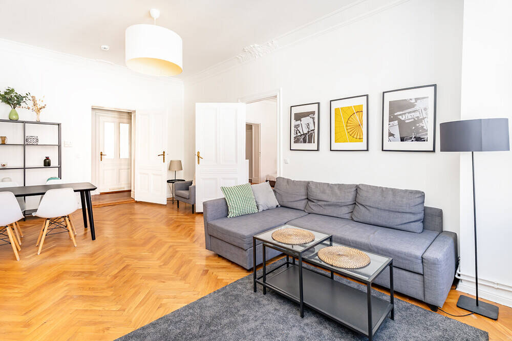 2-bedroom apartment in a prime location: stucco, wooden floors, and a balcony! Ready to move in! – Berlin – Vorschaubild 4