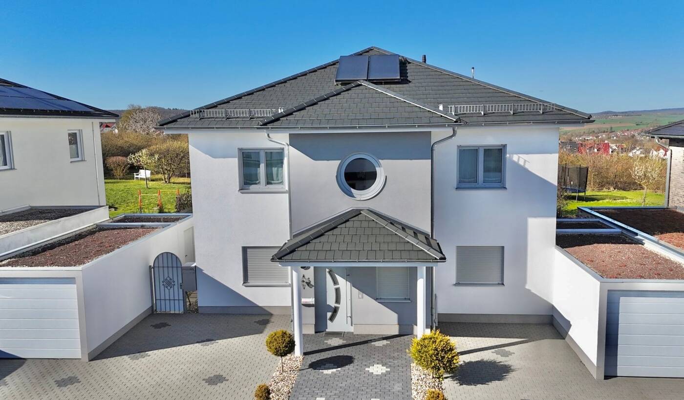Imponierendes "Wohn-Juwel" für die anspruchsvolle Familie! Neuwertige Stadtvilla (2 FH) in Vellmar – Vellmar – Bild 1 von 9
