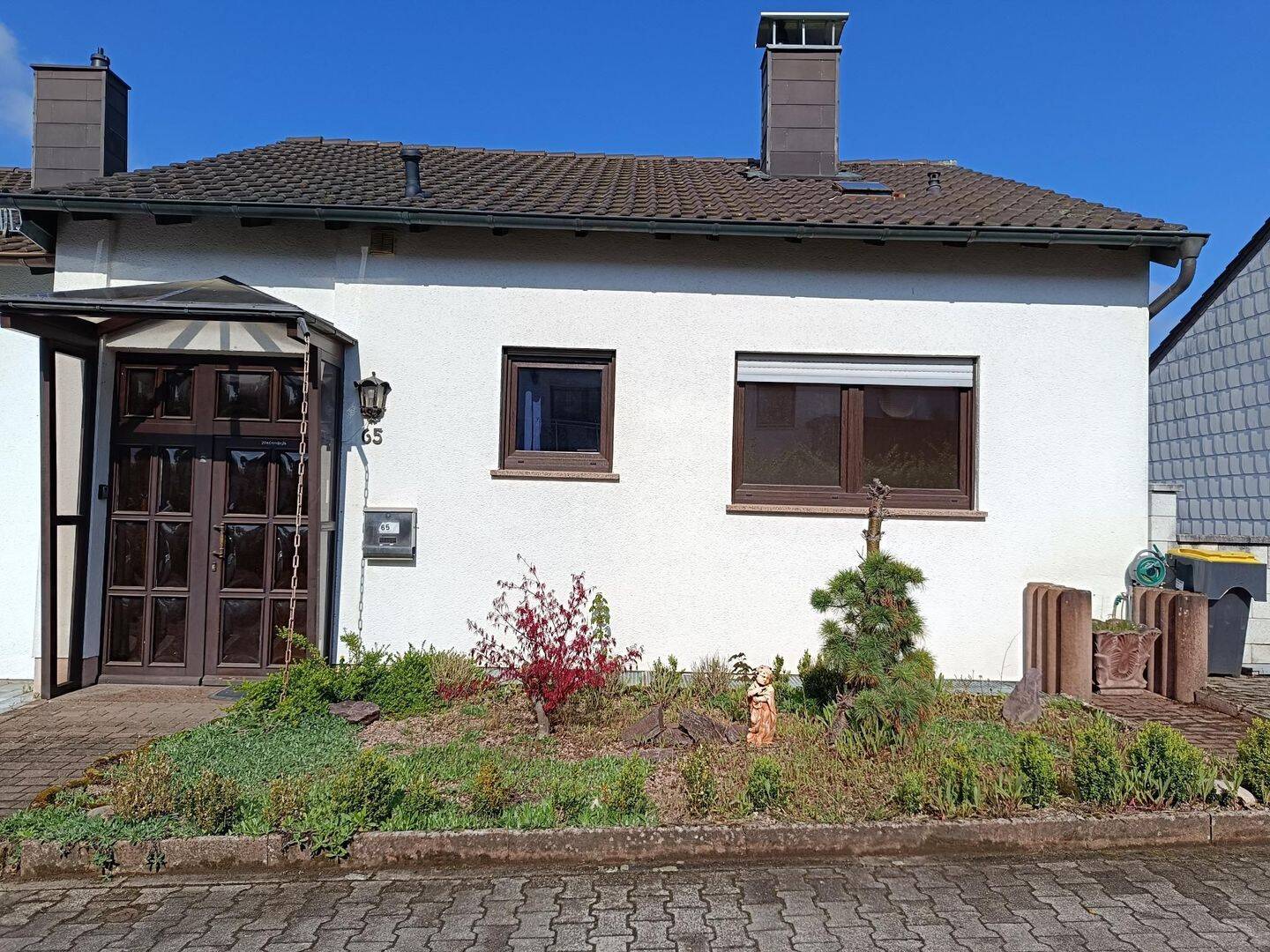 Einfamilienhaus mit Garage, Balkon, Terrasse und Garten mit schönem Fernblick, in gefragter, ruhiger Wohnlage, in 66125 Dudweiler – Saarbrücken – Bild 1 von 9