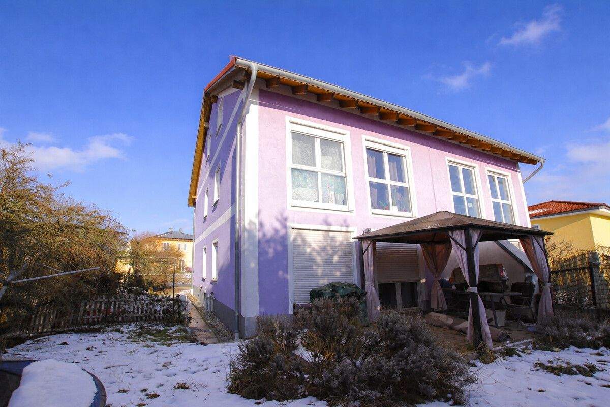 | Lebensräume! | Gepflegte Doppelhaushälfte mit Garten, Garage und Ausbaureserve – Maxhütte-Haidhof – Bild 1 von 9