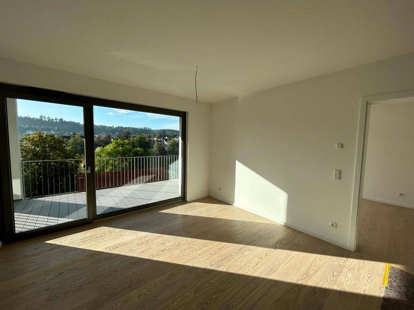 Top moderne, neuwertige 2 ZiKüche/Bad/ großer Balkon - Königsbergerstraße 1b