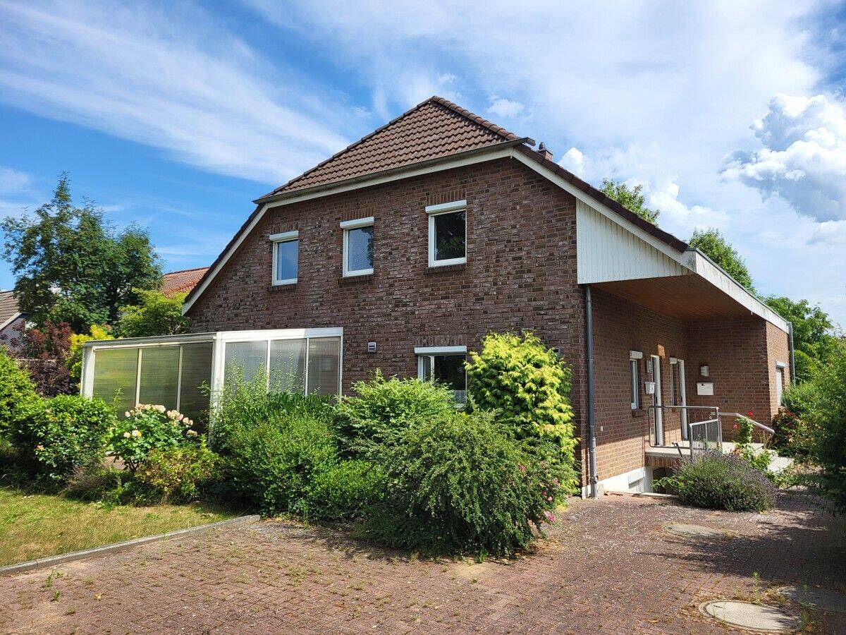 Bezugsfrei: Gepflegtes Zweifamilienhaus auf Eigenland in ruhiger Lage in St. Lorenz Nord/Dornbreite – 23556 Lübeck – Bild 1 von 9