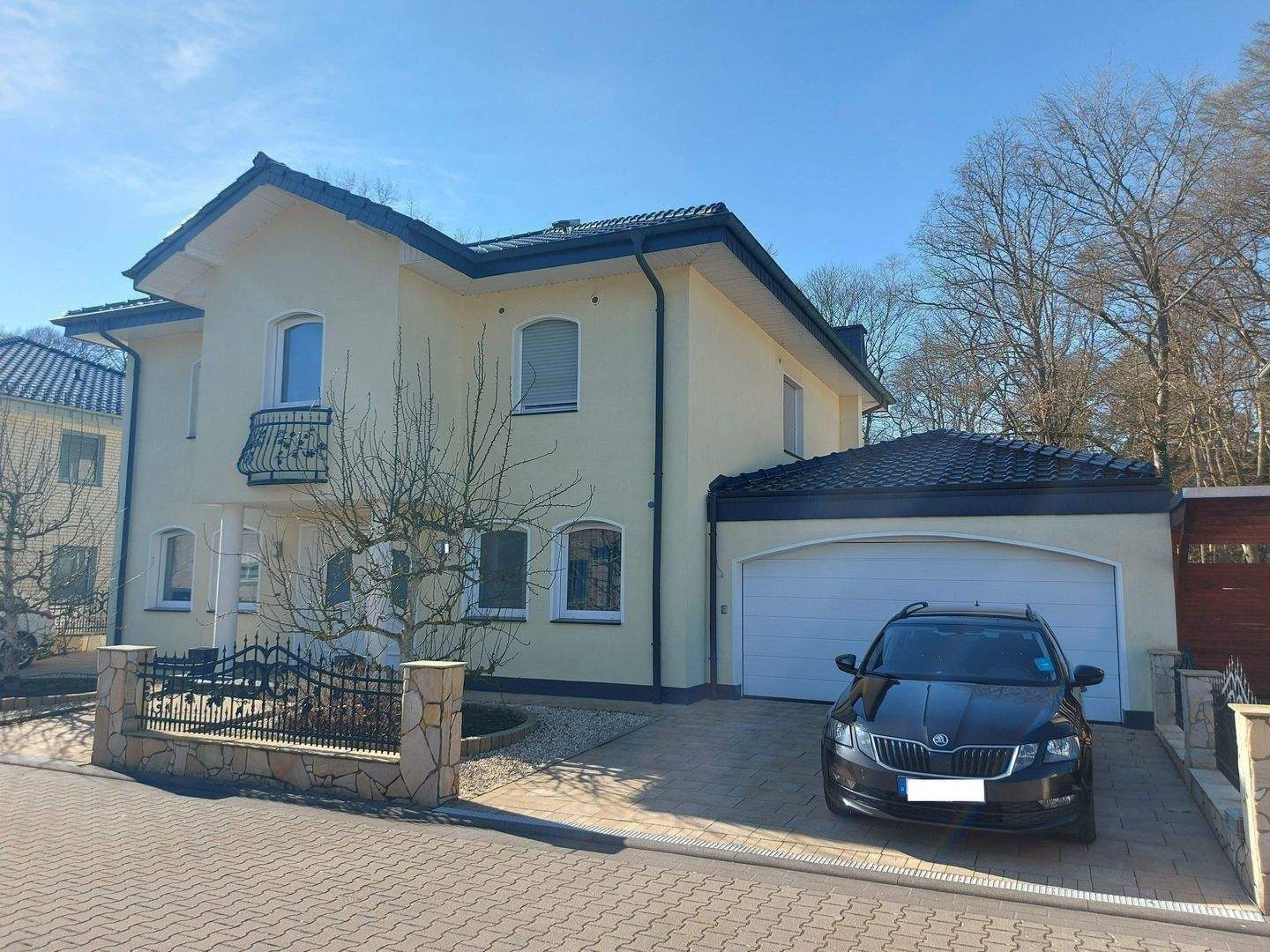 Luxus Stadtvilla mit hohen Decken im Wohnzimmer, Kamin, Erdwärmepumpe und großer Garage ! – Paderborn – Vorschaubild 3