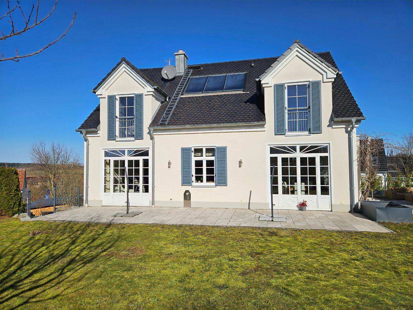 Scheyern! Einfamilienhaus mit Einbauküche, Sauna, Holzkamin, FBH, Belüftungsanlage und Doppelgarage! – Scheyern – Bild 1 von 9