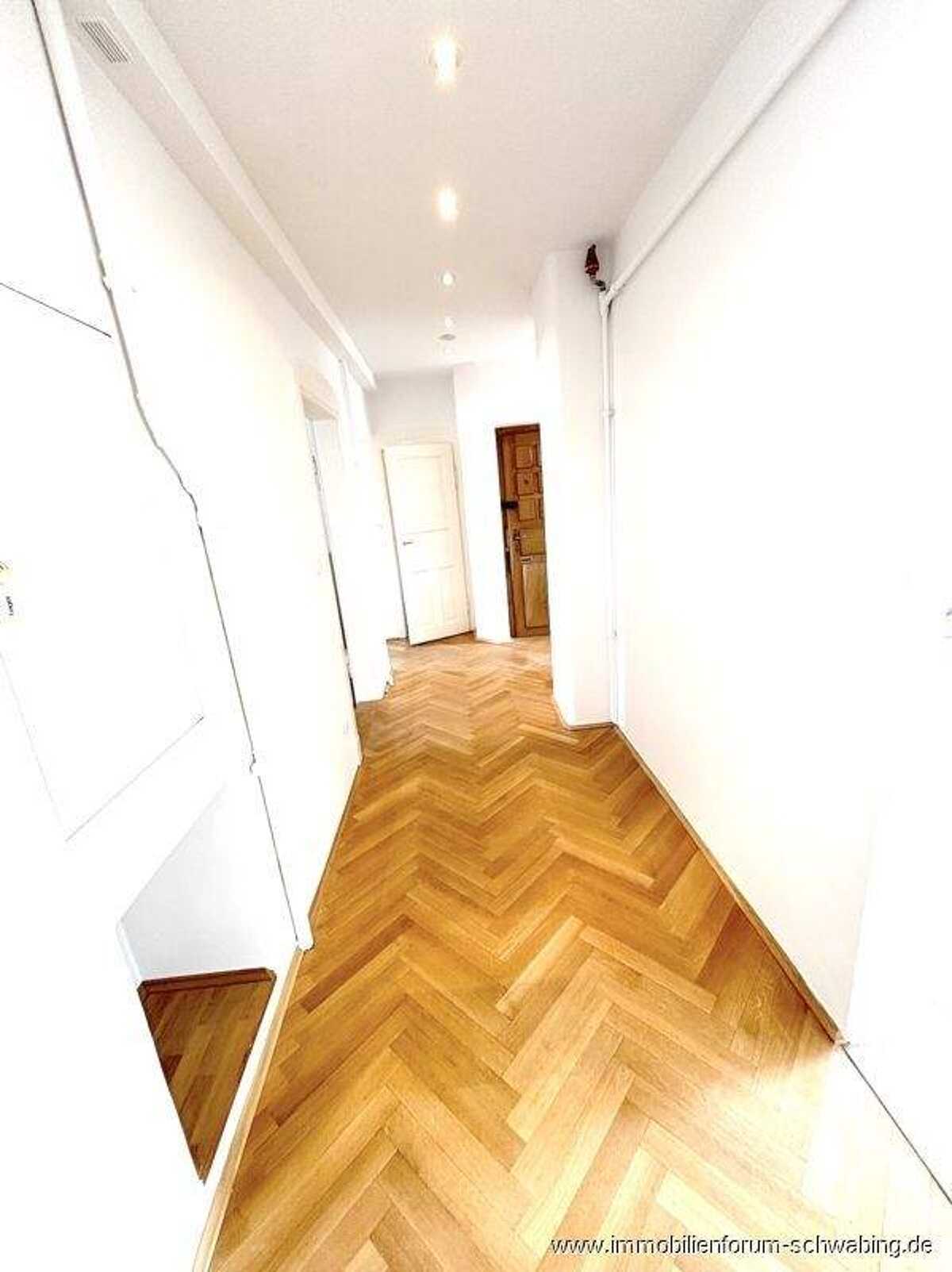 Bestlage Bogenhausen: Lichtdurchflutete Altbauwohnung in historischem Anwesen – 81679 München – Bild 1 von 9