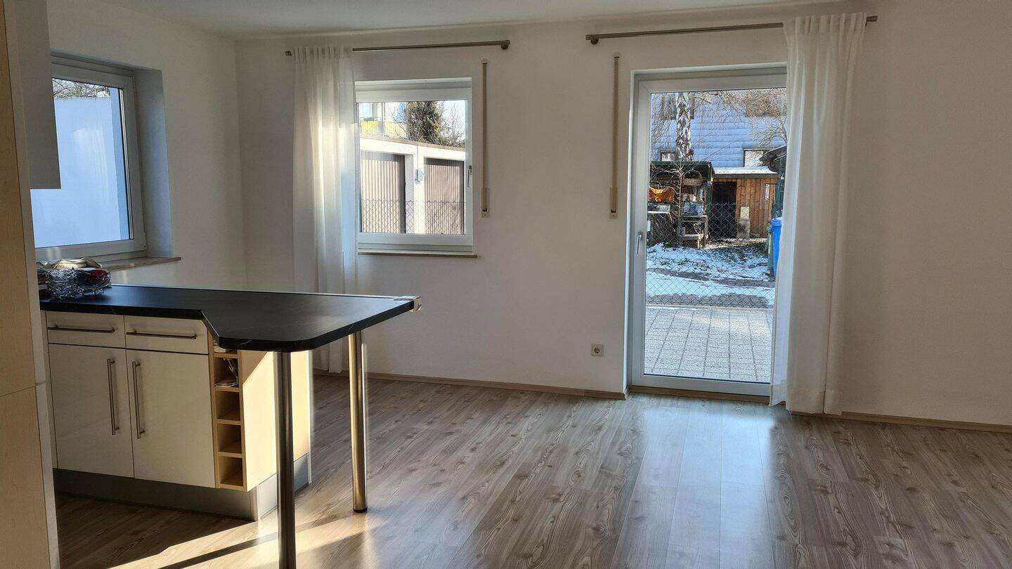 Schöne Wohnung, 2 Zimmer, Küche, Bad, Stellplatz – Ingolstadt – Vorschaubild 3