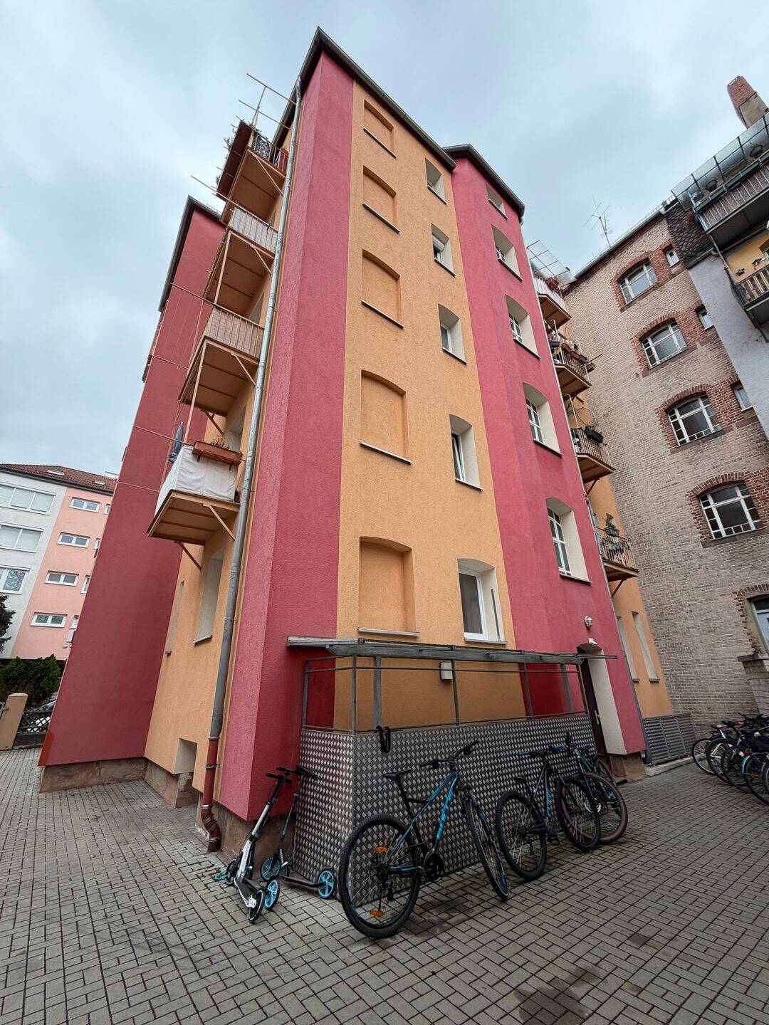 Sehr gutgeschnittene 4-Zimmer-Wohnung mit Garage, zwei Außenstellplätzen und zusätzlichem Lagerraum im Rückgebäude – Nürnberg – Vorschaubild 9