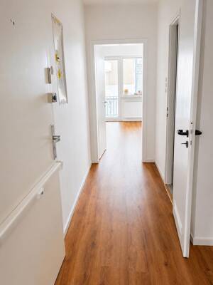 Kernsanierte 2-Zimmer-Wohnung mit Süd Balkon in ruhiger zentraler Lage – 40211 Düsseldorf – Vorschaubild 3