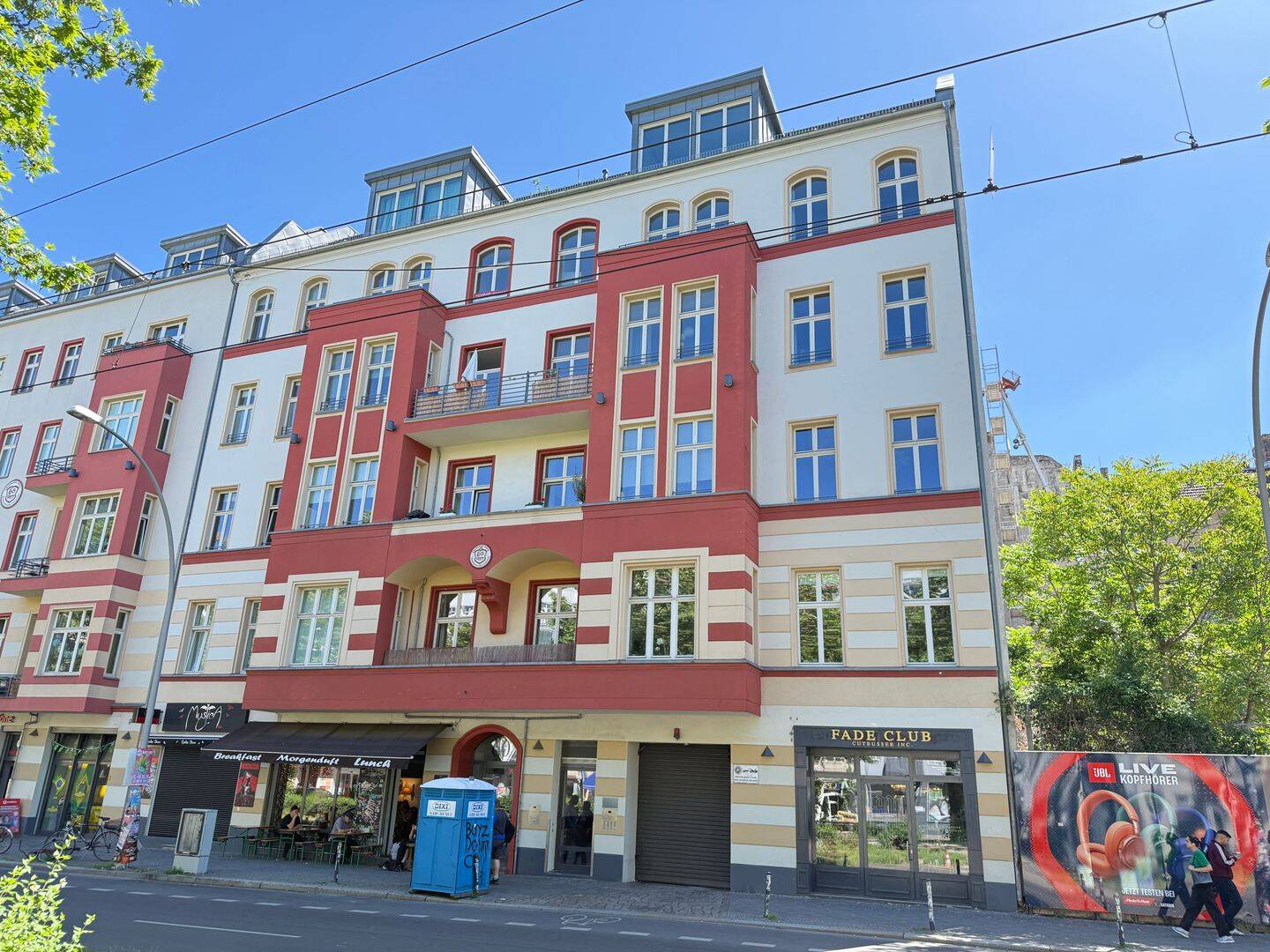 Stilvolle 3-Zimmer-Altbauwohnung mit zwei Balkonen an der Warschauerstr.