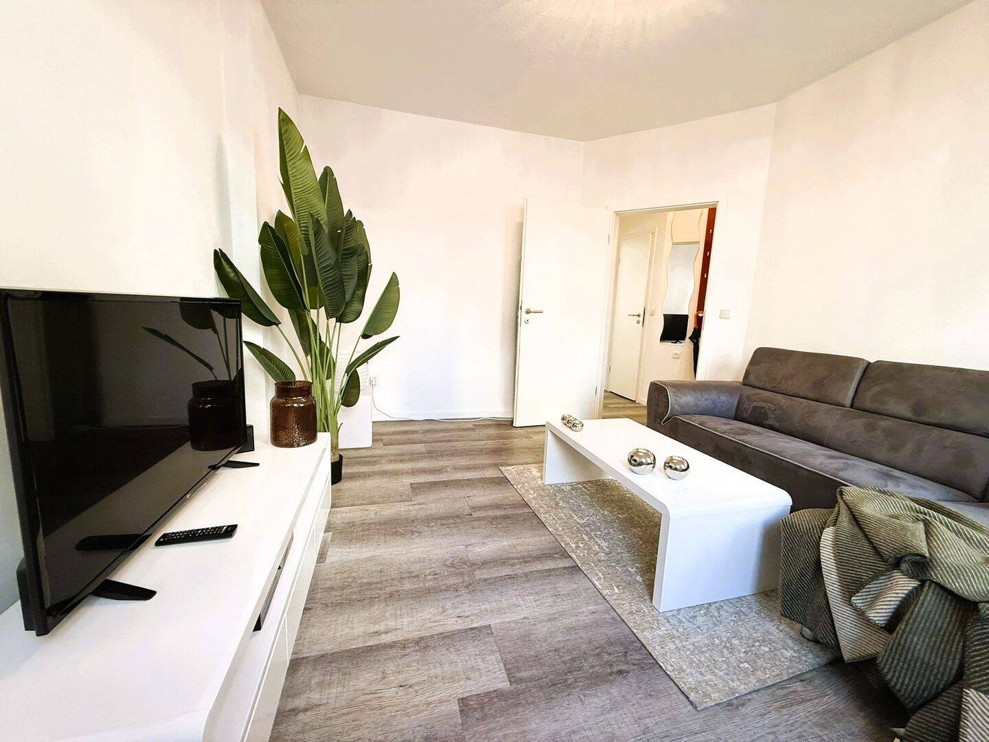 Modernisierte Zwei-Zimmer-Erdgeschoss-Wohnung mit Süd-West-Terrasse in der Nähe vom Mühlenkamp – Hamburg – Bild 1 von 9