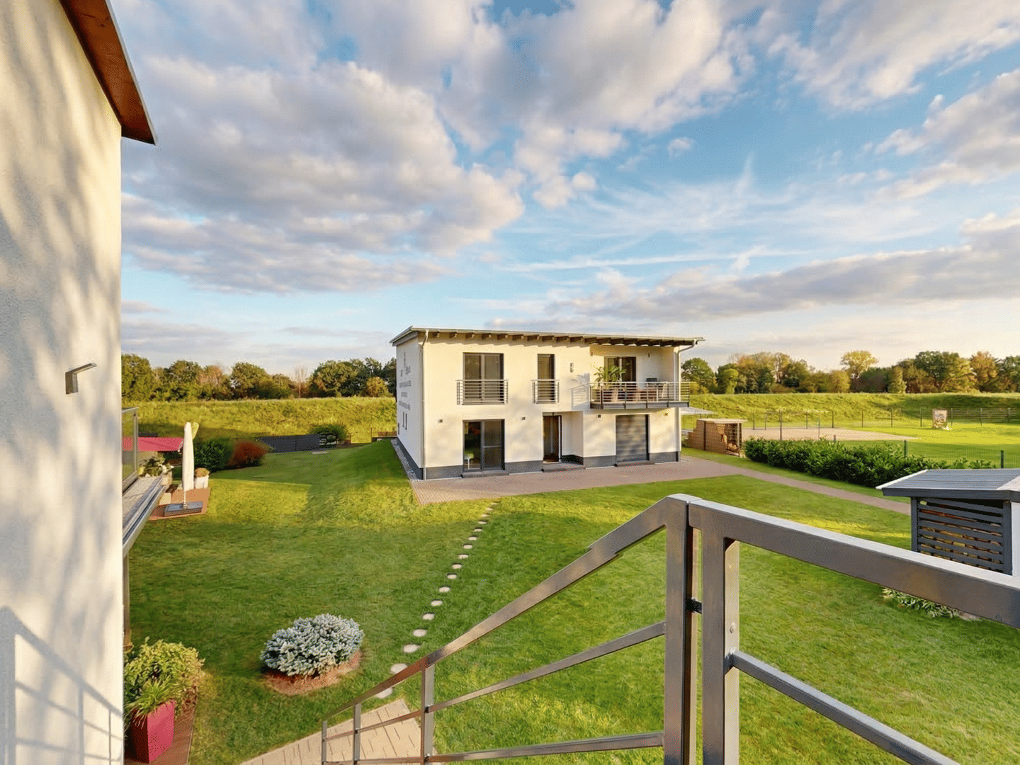 Neuwertiges Wohnhaus mit Pension und Wasserblick am Oder-Neiße-Radweg – Letschin – Bild 1 von 9