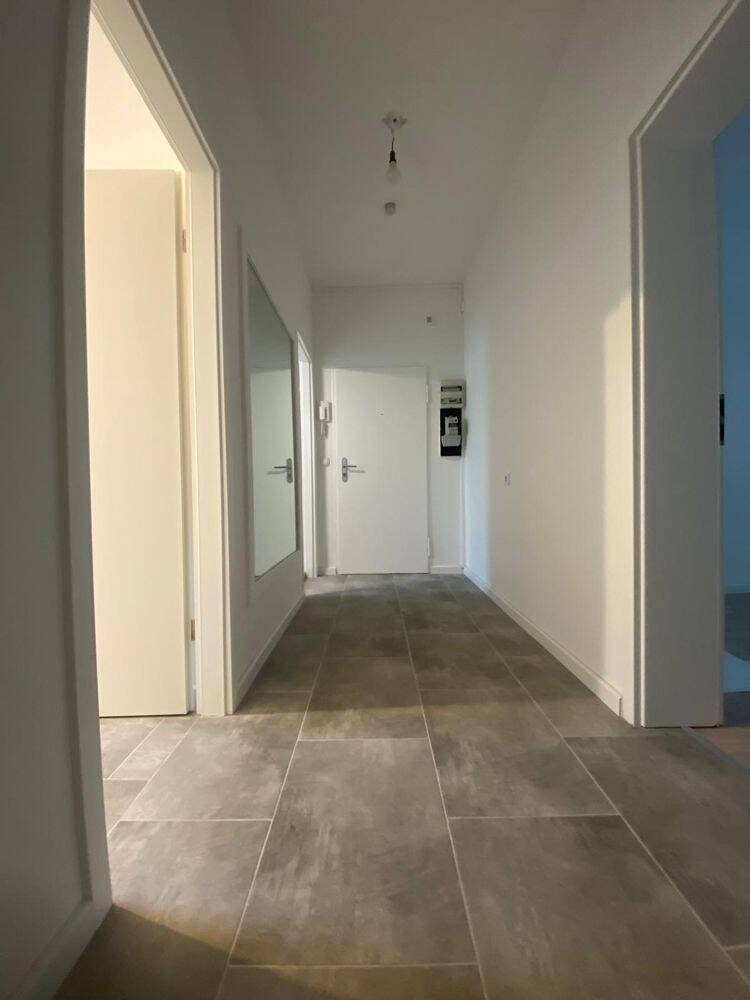 Bezugsfreie, kernsanierte 2-Zimmer-Wohnung mit Balkon und neuer Einbauküche in Berlin-Spandau-Wasserstadt – Berlin – Vorschaubild 3