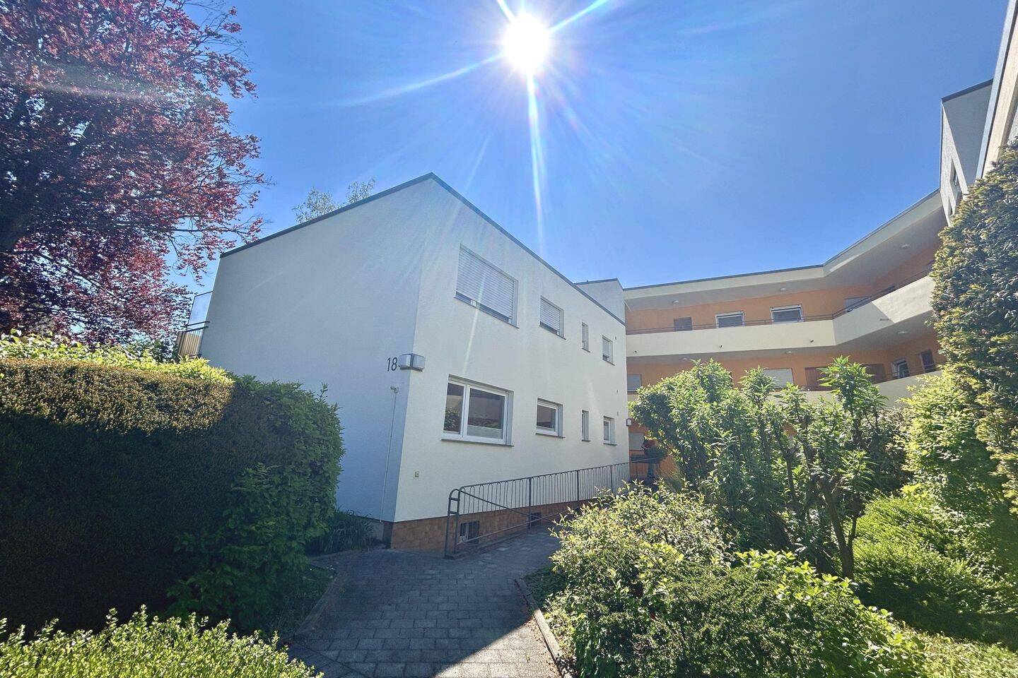 Freie 3-Zi.-Wohnung mit kleinem Balkon in attraktiver Lage, renovierungsbedürftig, TG-Stellplatz