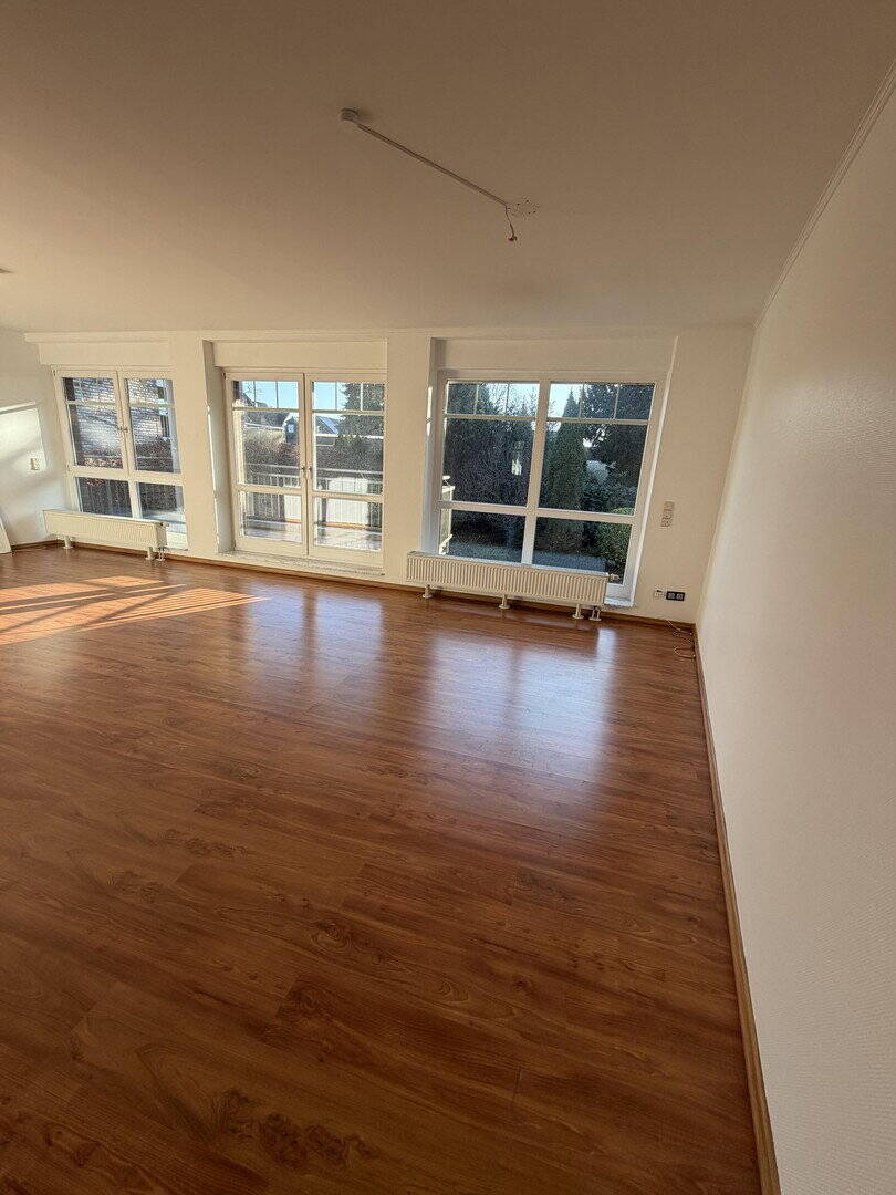 Helle 3,5-Zimmer-Wohnung in Sasel mit Südwest-Balkon, Aufzug & 2 TG-Plätzen – Hamburg – Vorschaubild 2