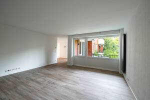 Zentral in Rissen: 3- Zi.-Wohnung im Hochparterre mit Loggia & Tiefgarage | GLADIGAU – 22559 Hamburg – Vorschaubild 2