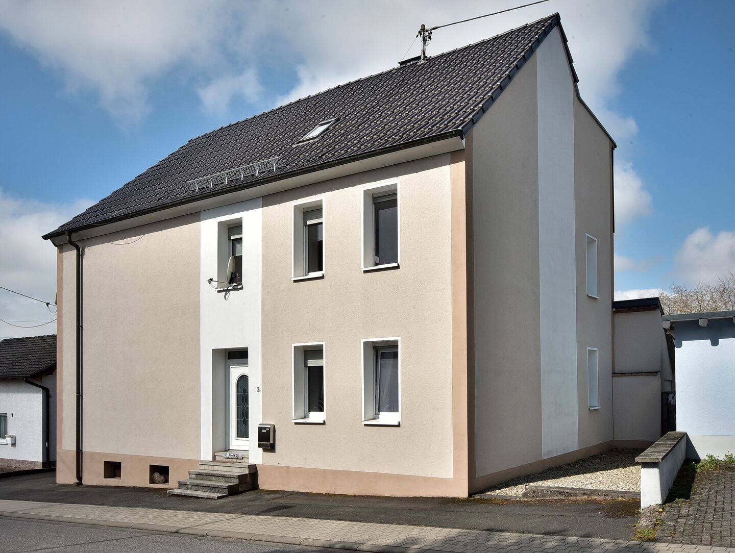 Die "rechte-Haus-Möglichkeit" an der Hauptstraße 3 in Mackenrodt mit Garage und kleiner Hoffläche – Mackenrodt – Bild 1 von 9