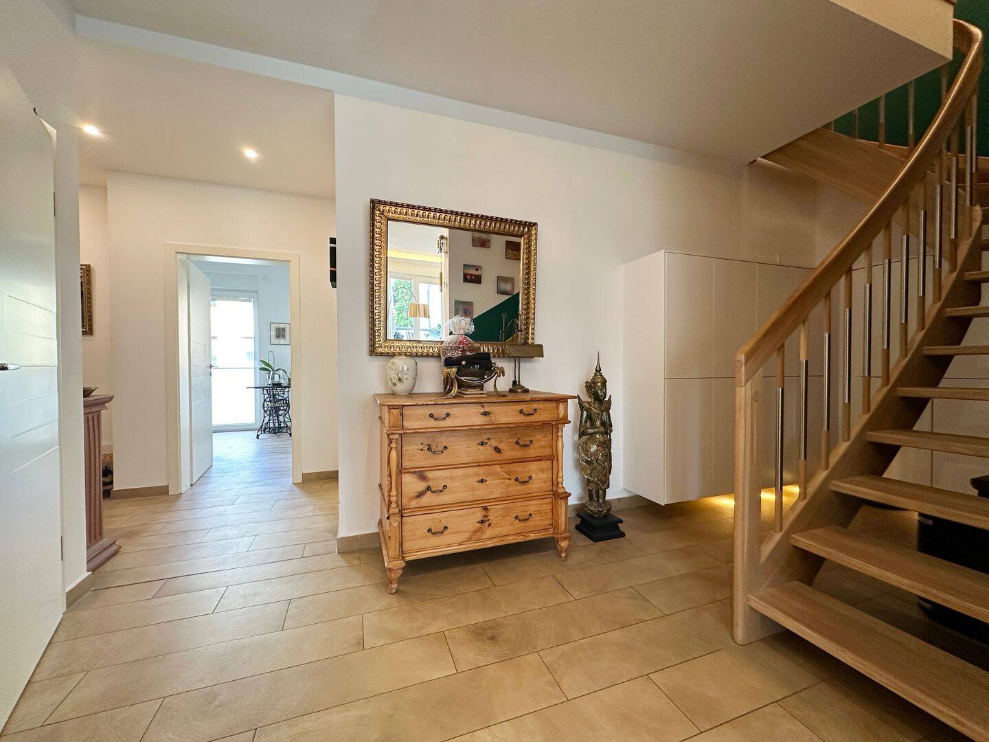 Sie hat ALLES! Traumwohnung mit 2 Balkonen, Kamin und Stellplatz - Verfügbar!