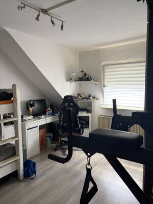 WOHNEN ---- ANLAGE ----- ARBEITEN FFM --- DHH ---- ZWEIFAMILIENHAUS MIT 2 Balkonen + 1 GARAGE UND 1 PKW ABSTELLPLATZ SCHÖNER GARTENBEREICH --- 382m2 – 65933 Frankfurt am Main – Vorschaubild 2