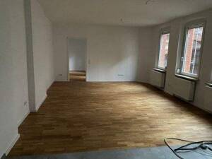 Kernsanierte Altbauwohnung im ruhigen Rückgebäude in zentraler Lage direkt hinter dem Hauptbahnhof in Fürth – 90763 Fürth – Vorschaubild 2