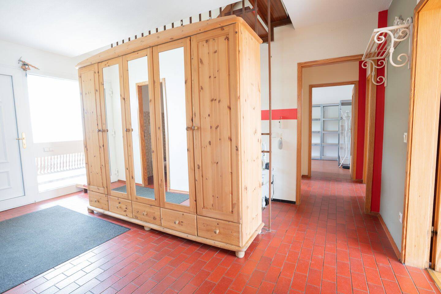 Attraktive DHH mit Garten, Stellplätzen und Garage in Obernheim Ortsrandlage zu verkaufen – Obernheim – Vorschaubild 2