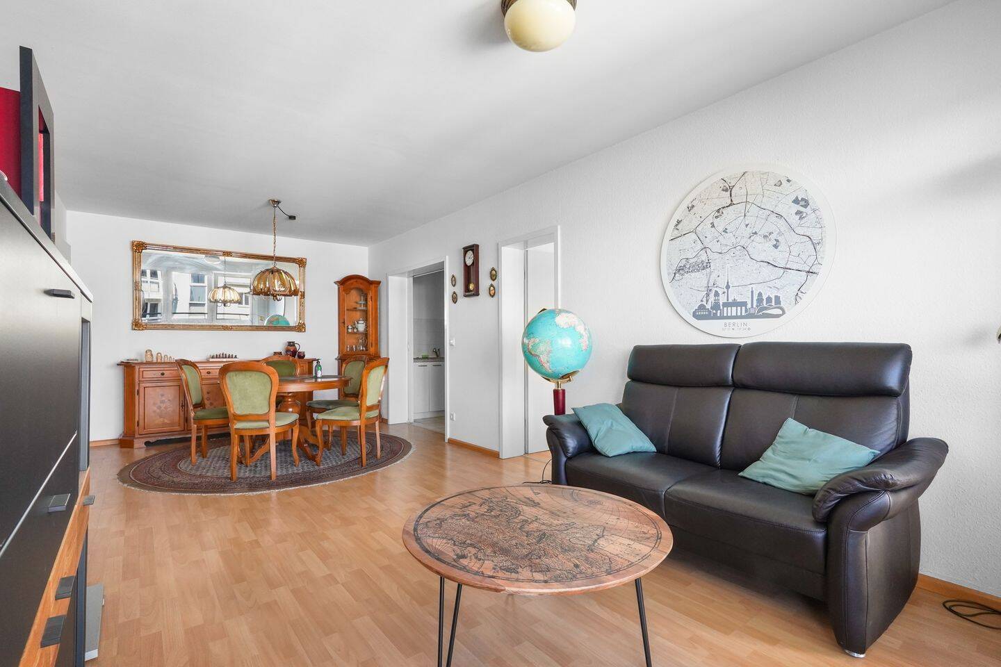 3-Zimmer-Wohnung mit Concierge-Service, zwei Bädern und Balkon zum ruhigen Innenhof – Berlin – Vorschaubild 2