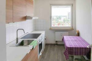 ** Über 5 % Rendite im Nürnberger Süden - Aufzug, Balkon, gute Raumaufteilung und neue Küche ** – 90471 Nürnberg – Vorschaubild 2