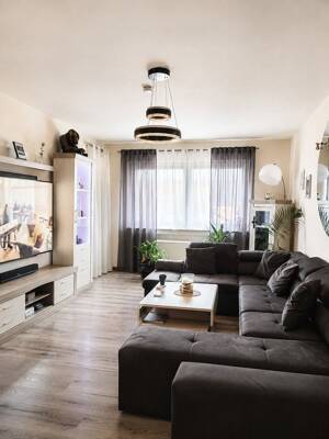 Modernisierte helle 2,5 Zimmer Wohnung mit Balkon