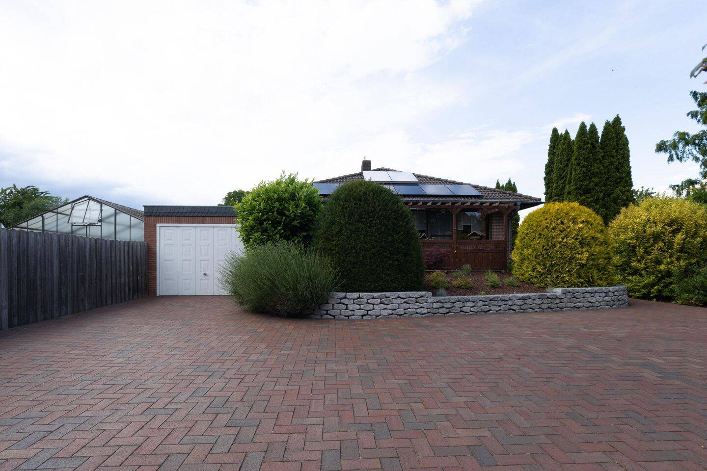 Modernisierter Wohlfühl-Bungalow mit Traumgarten, Pool und PV-Anlage – Lengede – Vorschaubild 2