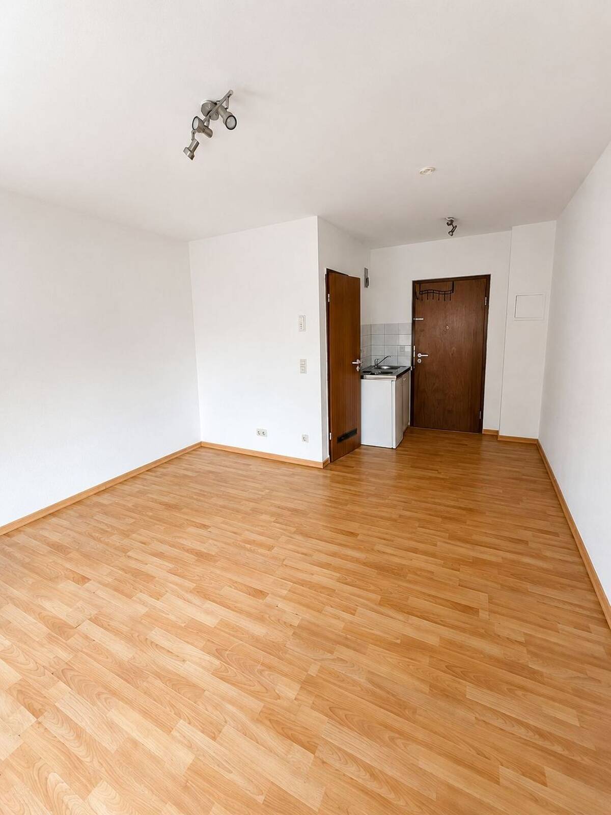 Möbliertes 1 Zimmer Apartment 1.OG, 23qm in Ludwigshafen zu vermieten – 67059 Ludwigshafen am Rhein – Bild 1 von 6
