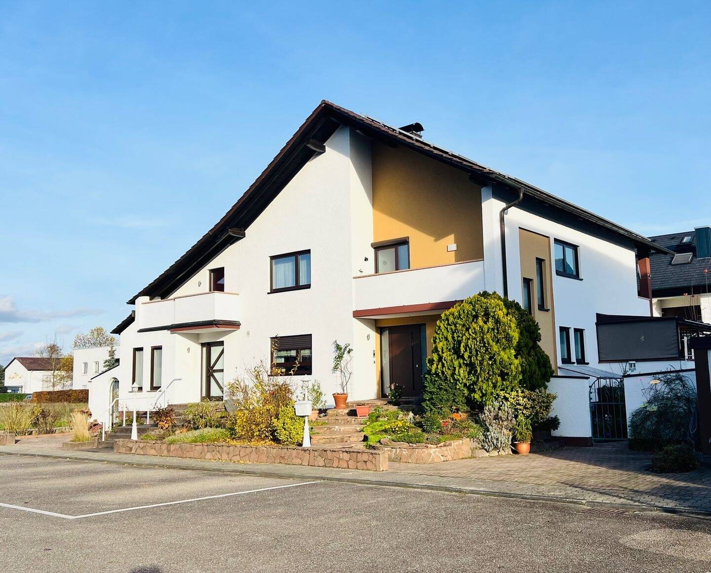 Schönes Wohnhaus mit zwei separaten Eingängen – ideal für eine große Familie oder Arbeiten/Wohnen unter einem Dach – Waghäusel – Bild 1 von 9