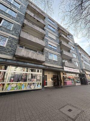 geräumige 1-Zimmer-Wohnung mit Schlafnische und Balkon und Tiefgaragenplatz zur Miete in Saarbrücken