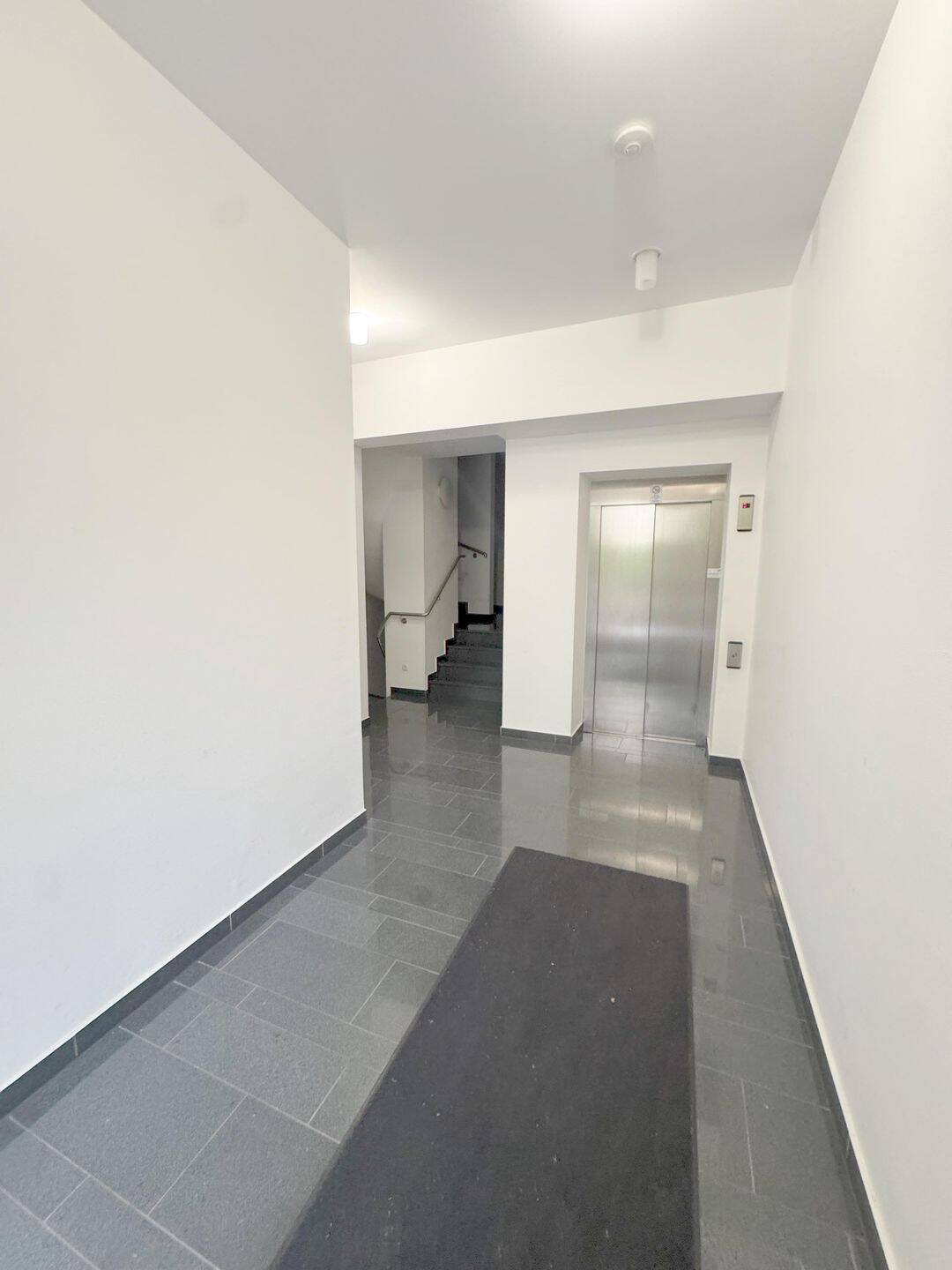 Großzügige Vier-Zimmer-Wohnung mit Küche, Stellplatz und Loggia am Stadtwerder – Bremen – Vorschaubild 5