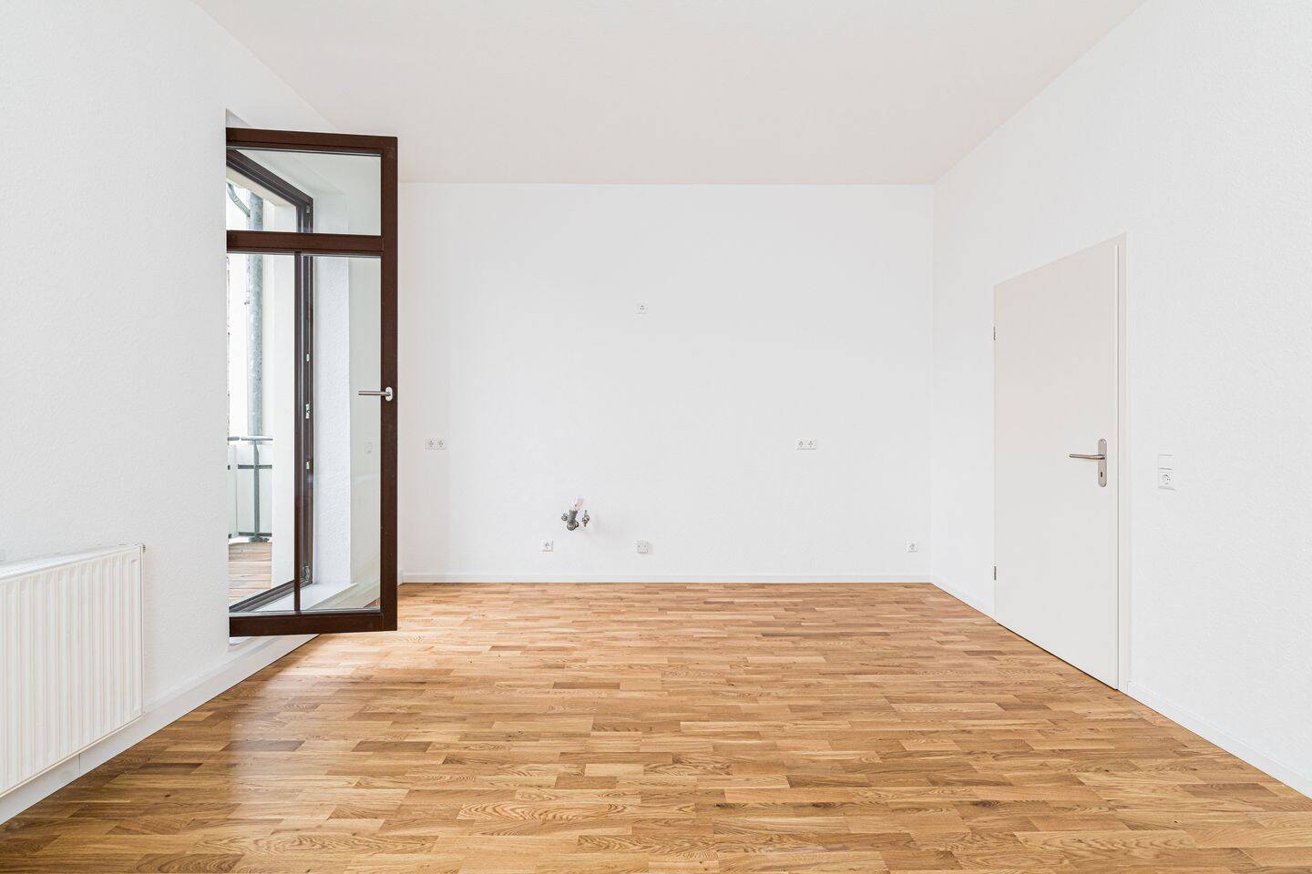 Renoviertes Altbau-Apartment mit Echtholzparkett und Tageslichtbad – Leipzig – Vorschaubild 4