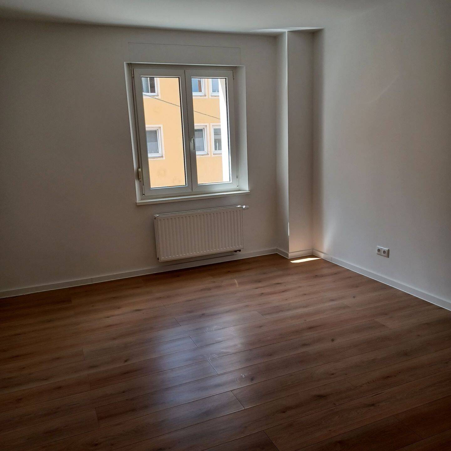 Großzügige, renovierte 2-Zimmer-Wohnung in zentraler Lage