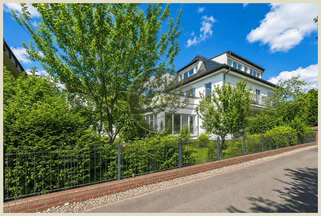 3-Familien-Haus mit Keller, großzügigem Garten, Saunabereich, Carport und Außenstellplätzen – Berlin – Bild 1 von 7