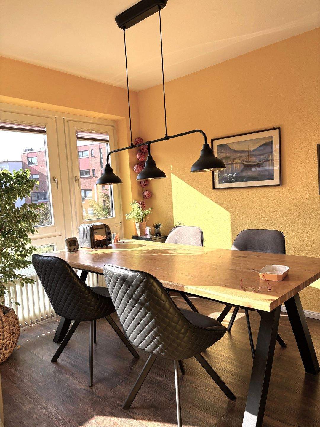 Geräumige 4-Zimmer-Wohnung mit halb offener Wohnküche, 2 Balkone, Vollbad, Gäste-WC, Hauswirtschaftsraum und Tiefgaragenstellplatz – Hamburg – Vorschaubild 3