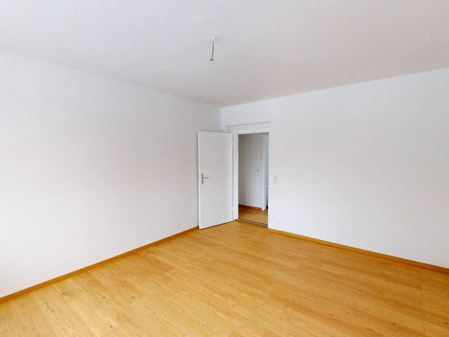 Platz und Helligkeit: Große 3-Zimmer-Wohnung mit Wannenbad – Wittenberg – Vorschaubild 3