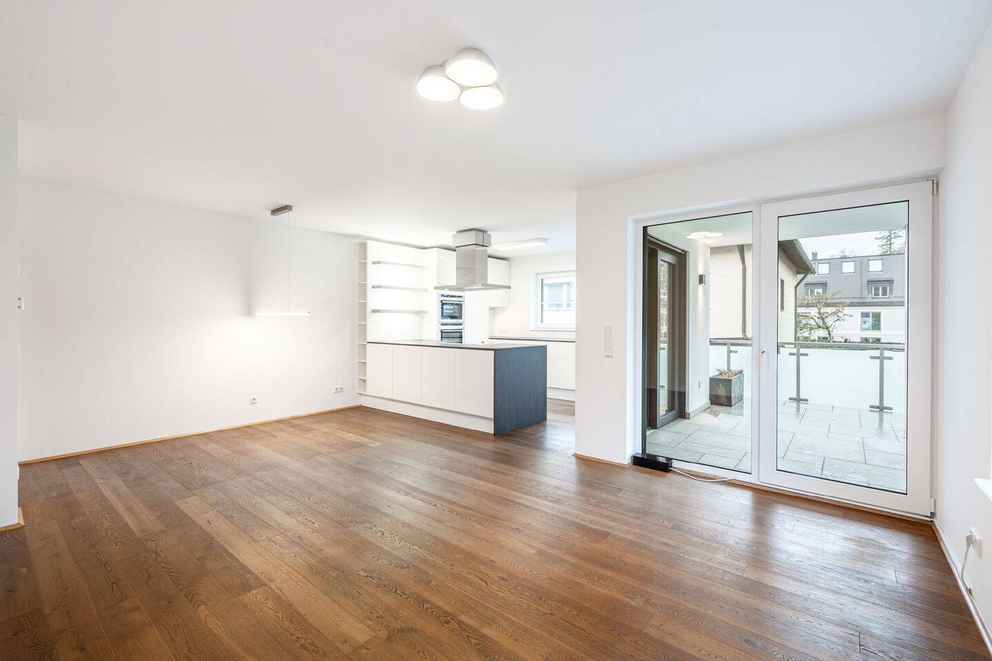 AIGNER - Stufenlos! Bezugsfreie 4-Zimmer-Wohnung mit West-Loggia und Blick ins Grüne – München – Vorschaubild 2