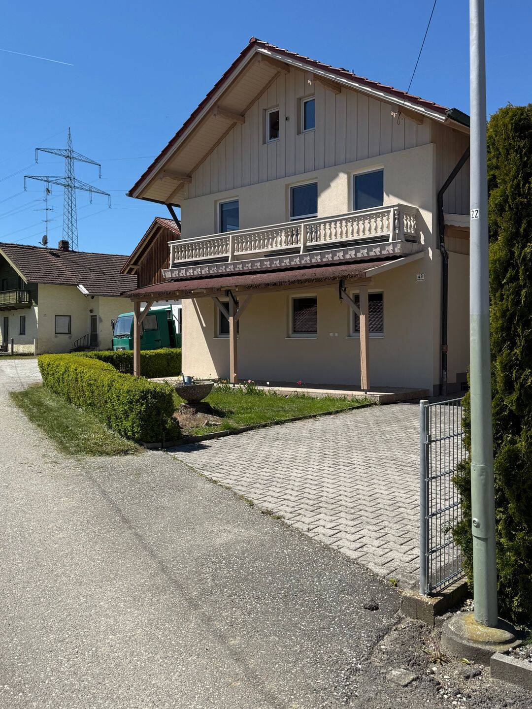 Charmantes Einfamilienhaus mit Carport, Garten und Photovoltaik – Haarbach – Bild 1 von 9