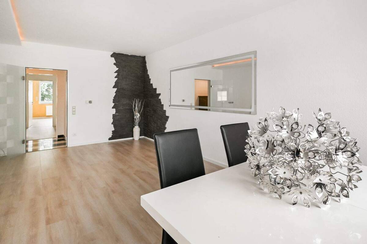 Urbanes Wohnen in Bestlage: Renovierte Eigentumswohnung mit Balkon und Stellplätzen! – 33602 Bielefeld – Bild 1 von 9
