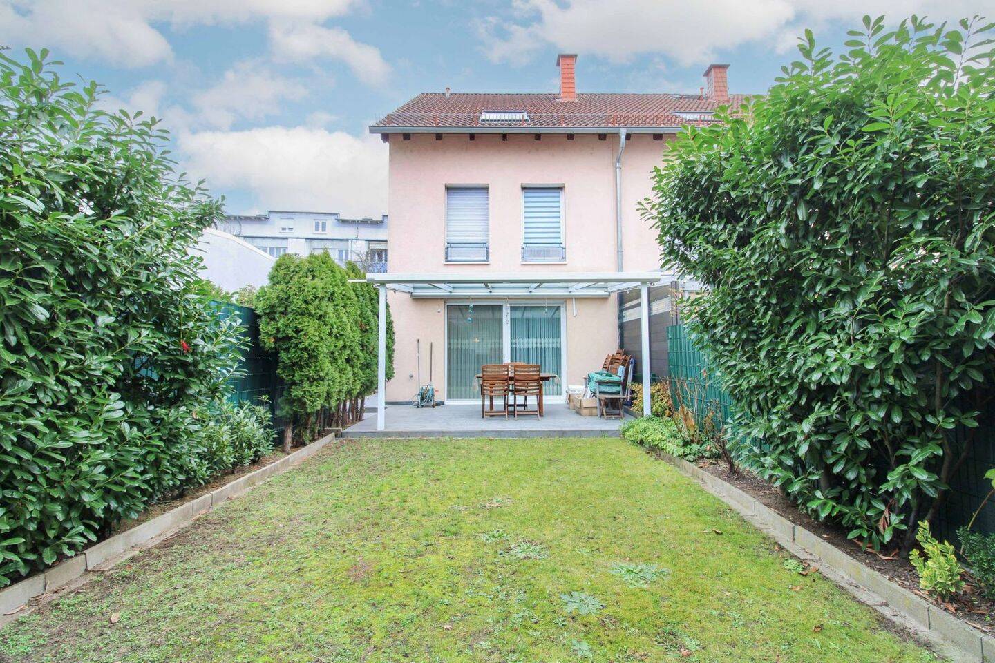 Modernes REH mit Garten, hochwertiger Ausstattung & viel Platz in Frankfurt-Schwanheim