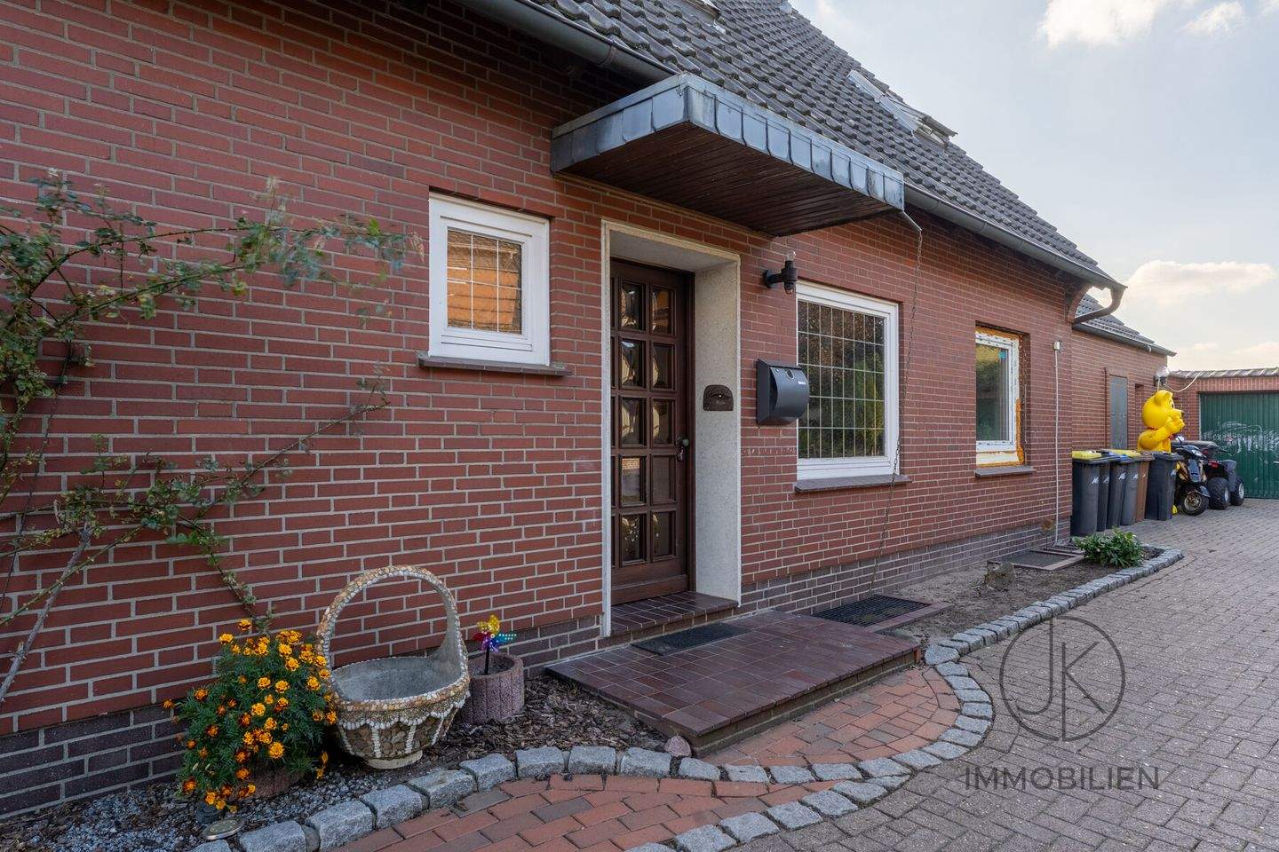 ***Großzügiges Zuhause mit 6 Schlafzimmern, großem Garten und zwei Garagen in Südweyhe – Weyhe – Bild 1 von 9
