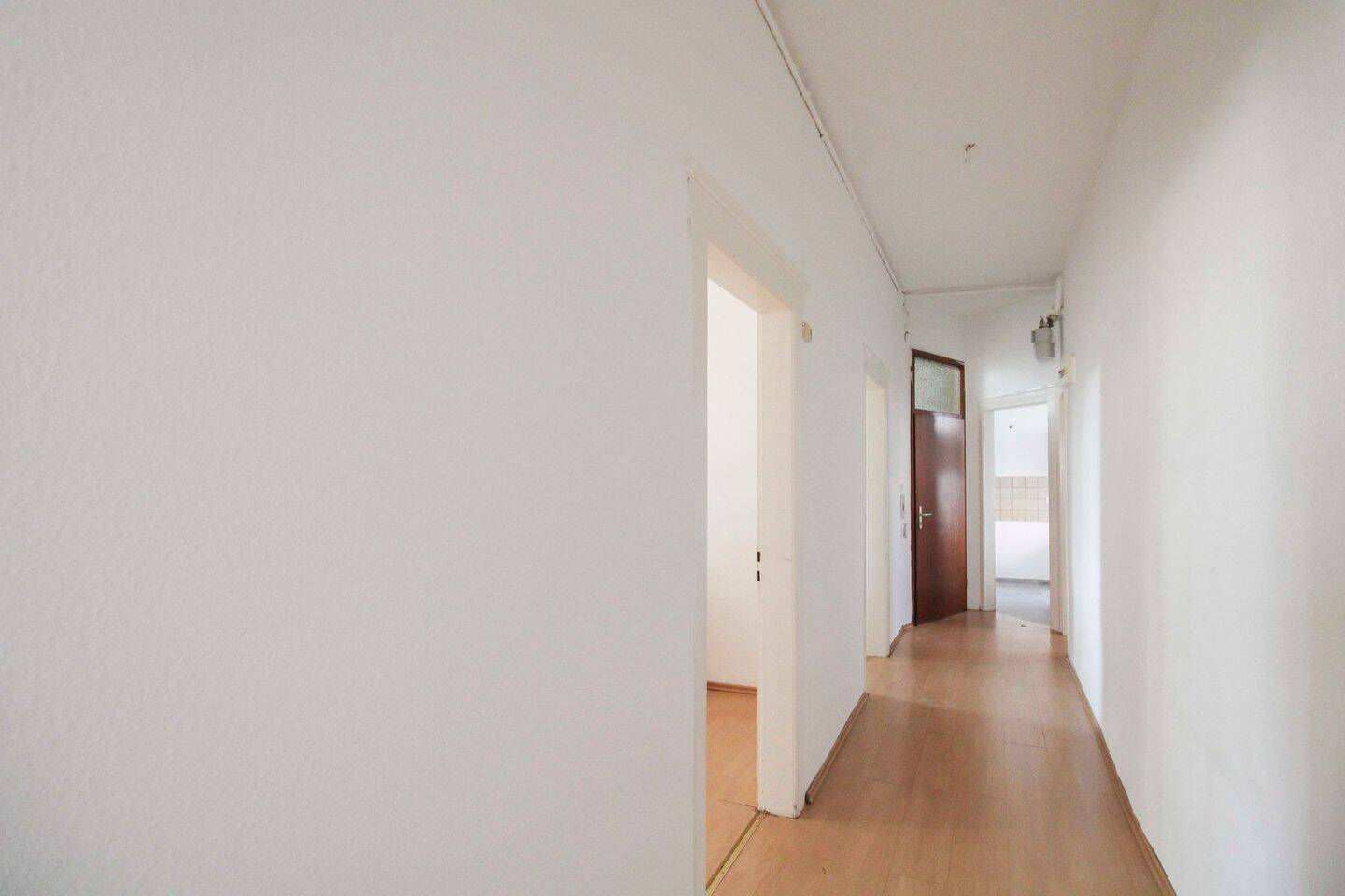 Bezugsfreie Hochparterre-Wohnung mit hohen Decken und zentraler Anbindung – Stuttgart – Vorschaubild 2