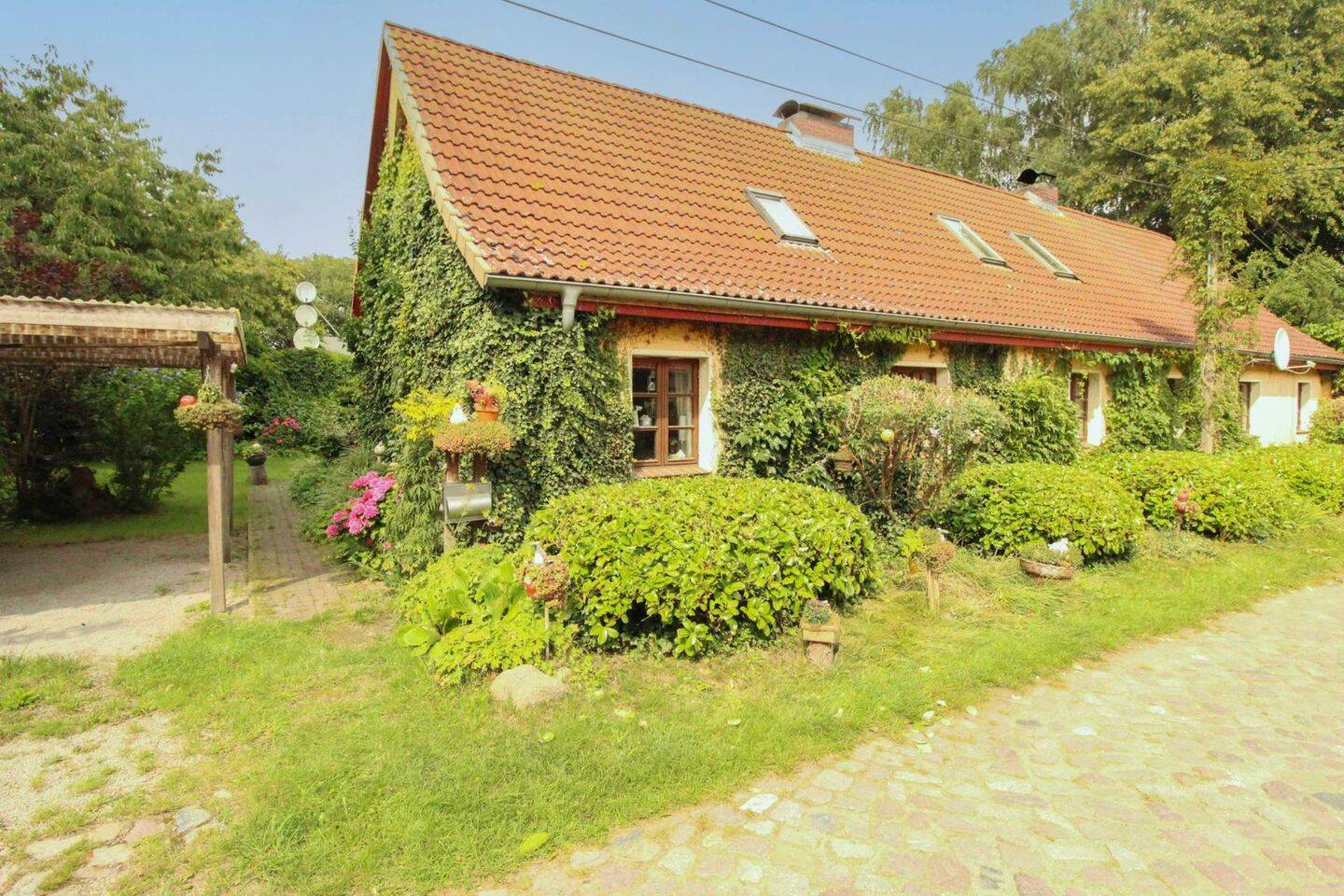Mehrfamilien-Doppelhaus: eigene Wohnung, vermietete Einheit & Bungalow in Feldrandlage – Grammow – Bild 1 von 9
