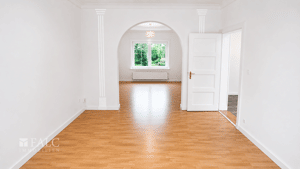 Renovierungsbedürftiges Einfamilienhaus mit viel Platz, Pool, Doppelgarage und Schuppen – 12589 Berlin – Vorschaubild 4