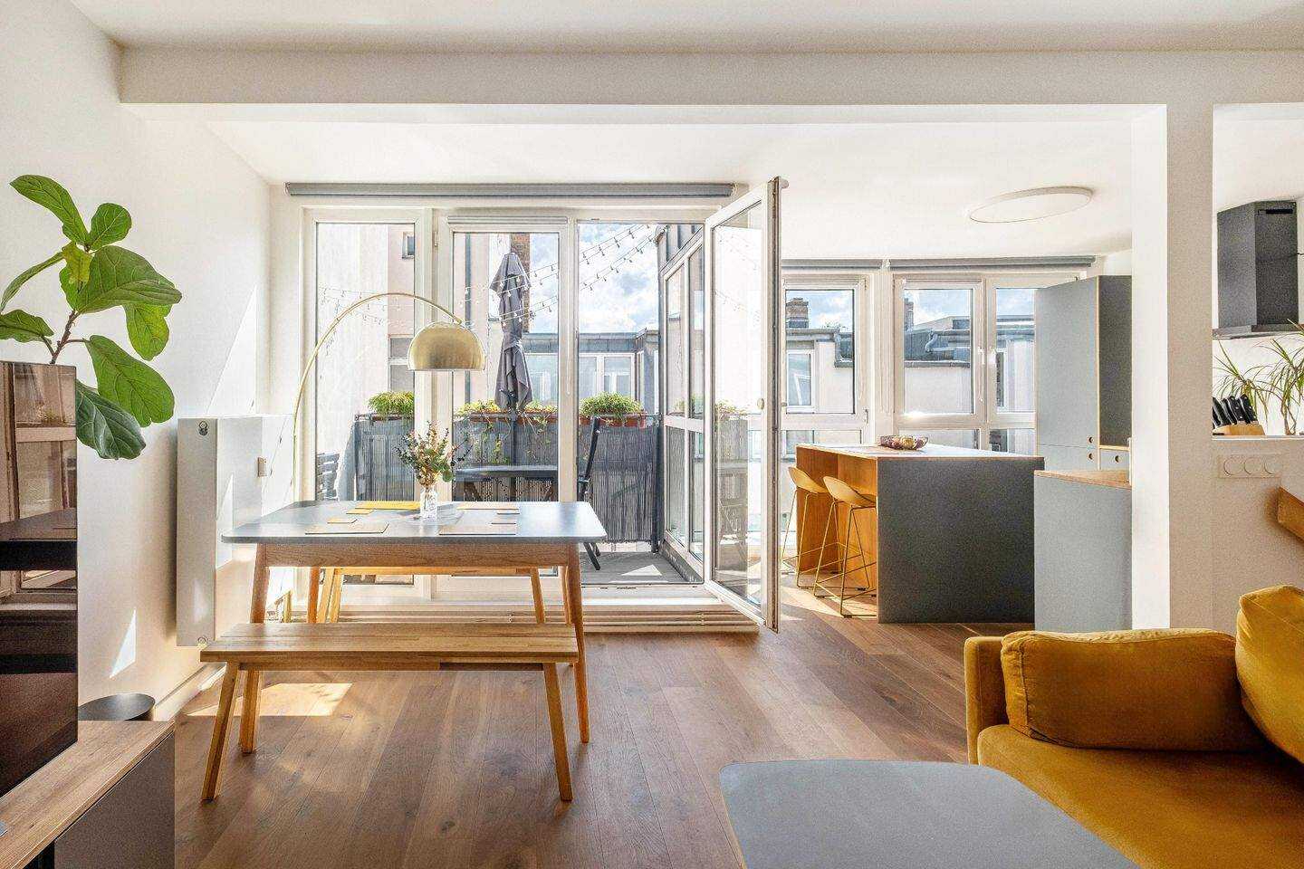 Stylische Dachgeschoss-Maisonette mit Terrasse - Urban Living im Scheunenviertel – Berlin – Bild 1 von 9