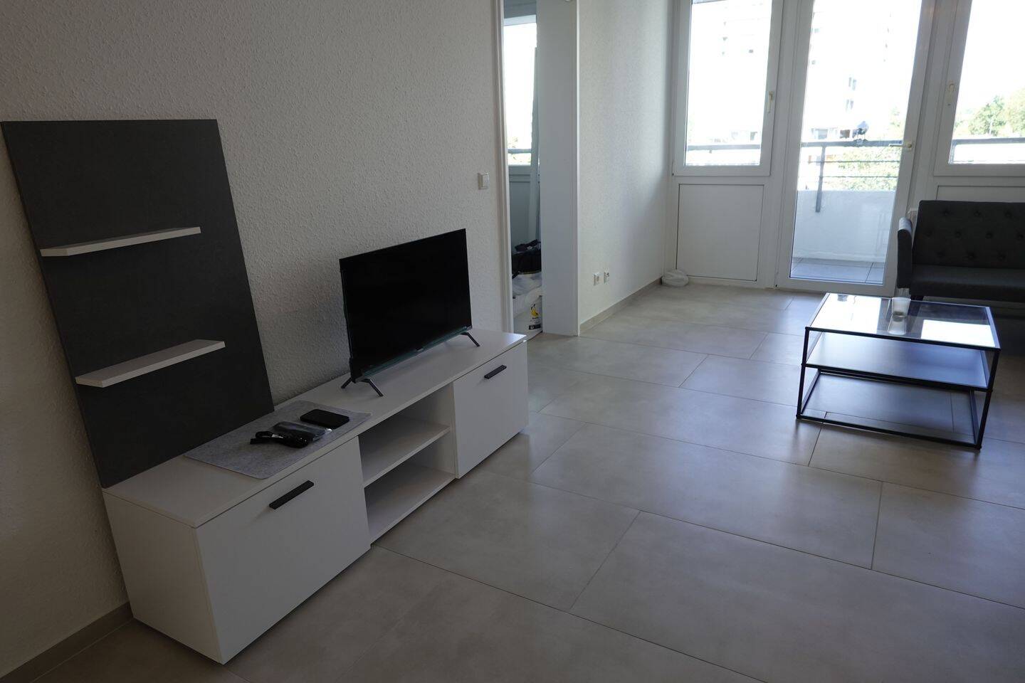 Großes möbliertes WG-Zimmer mit eigener Küche bodentiefen Fenstern und Balkon (2er-WG) – Freiburg im Breisgau – Vorschaubild 2
