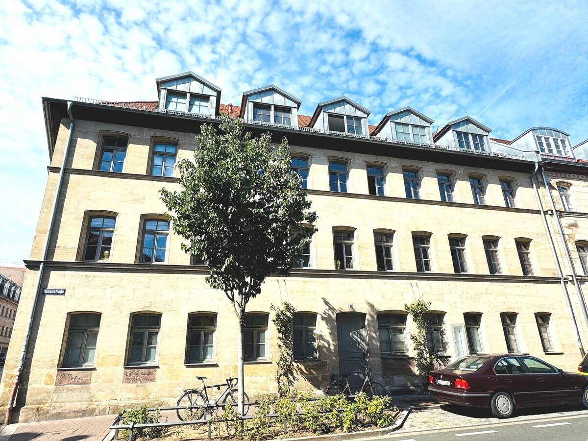 Hochwertige 2 Zimmer Wohnung Nr. 5 im sanierten Baudenkmal, großes Bad und Parkettboden zentral in Fürth. – 90762 Fürth – Bild 1 von 8