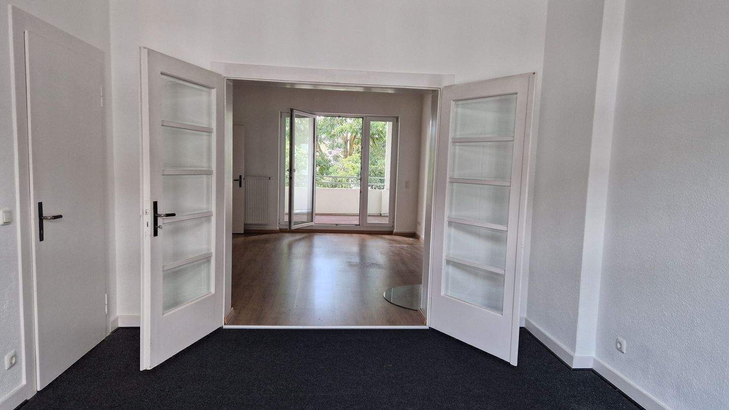 Gemütliche Wohnung mit Einbauküche und Kamin in TOP-Lage zur Brucknerallee ! Balkon vorhanden mit rückwärtigem Blick in die Gärten ! – Mönchengladbach – Vorschaubild 7